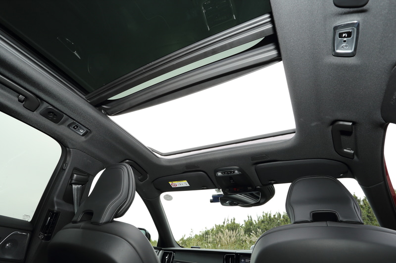 チルトアップ機構付電動パノラマ・ガラス・サンルーフはオプションで選択可能