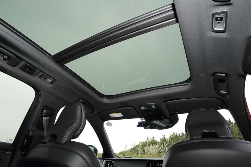 チルトアップ機構付電動パノラマ・ガラス・サンルーフはオプションで選択可能