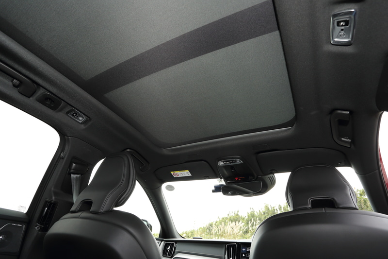 チルトアップ機構付電動パノラマ・ガラス・サンルーフはオプションで選択可能