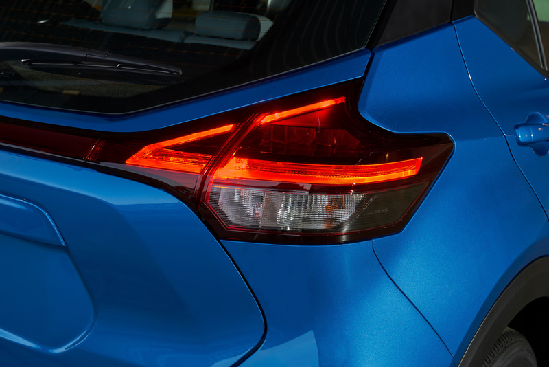 2021年モデルでは、新しいダブルVモーションフロントグリルや左右に伸びるLEDテールランプなどを採用