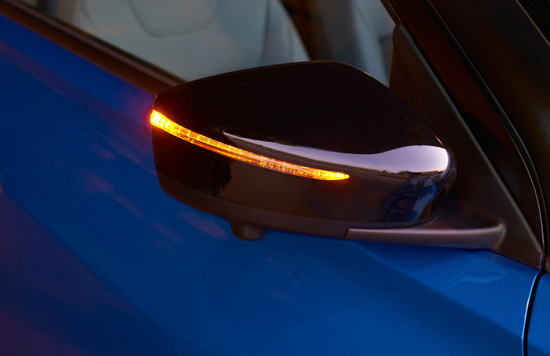 2021年モデルでは、新しいダブルVモーションフロントグリルや左右に伸びるLEDテールランプなどを採用