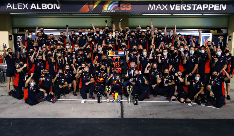 レッドブル・レーシング・ホンダのスタッフ集合写真　（C）Getty Images / Red Bull Content Pool