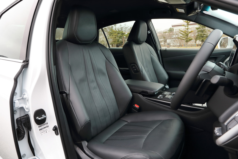 内装色はブラックで、今回の一部改良では「RS Advance」「RS Advance Four」「G」「G Four」への本革シート採用を拡大。また、予防安全パッケージ「Toyota Safety Sense」に「ドライバー異常時対応システム」が新たに追加されたほか、「レーダークルーズコントロール（全車速追従機能付）」にはAI技術により前方カーブの大きさを推定し、ステアリングの切り始めで速度抑制を開始する「カーブ速度抑制機能」を初採用