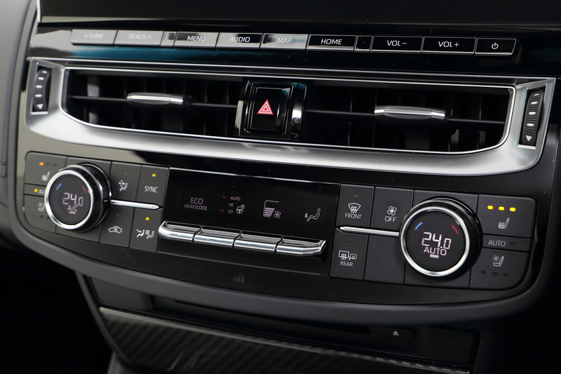 内装色はブラックで、今回の一部改良では「RS Advance」「RS Advance Four」「G」「G Four」への本革シート採用を拡大。また、予防安全パッケージ「Toyota Safety Sense」に「ドライバー異常時対応システム」が新たに追加されたほか、「レーダークルーズコントロール（全車速追従機能付）」にはAI技術により前方カーブの大きさを推定し、ステアリングの切り始めで速度抑制を開始する「カーブ速度抑制機能」を初採用