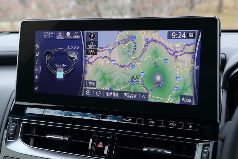 内装色はブラックで、今回の一部改良では「RS Advance」「RS Advance Four」「G」「G Four」への本革シート採用を拡大。また、予防安全パッケージ「Toyota Safety Sense」に「ドライバー異常時対応システム」が新たに追加されたほか、「レーダークルーズコントロール（全車速追従機能付）」にはAI技術により前方カーブの大きさを推定し、ステアリングの切り始めで速度抑制を開始する「カーブ速度抑制機能」を初採用