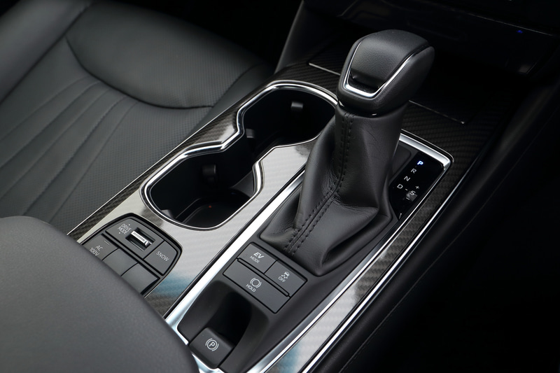 内装色はブラックで、今回の一部改良では「RS Advance」「RS Advance Four」「G」「G Four」への本革シート採用を拡大。また、予防安全パッケージ「Toyota Safety Sense」に「ドライバー異常時対応システム」が新たに追加されたほか、「レーダークルーズコントロール（全車速追従機能付）」にはAI技術により前方カーブの大きさを推定し、ステアリングの切り始めで速度抑制を開始する「カーブ速度抑制機能」を初採用