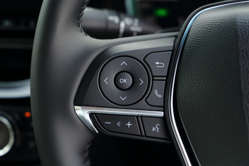 内装色はブラックで、今回の一部改良では「RS Advance」「RS Advance Four」「G」「G Four」への本革シート採用を拡大。また、予防安全パッケージ「Toyota Safety Sense」に「ドライバー異常時対応システム」が新たに追加されたほか、「レーダークルーズコントロール（全車速追従機能付）」にはAI技術により前方カーブの大きさを推定し、ステアリングの切り始めで速度抑制を開始する「カーブ速度抑制機能」を初採用