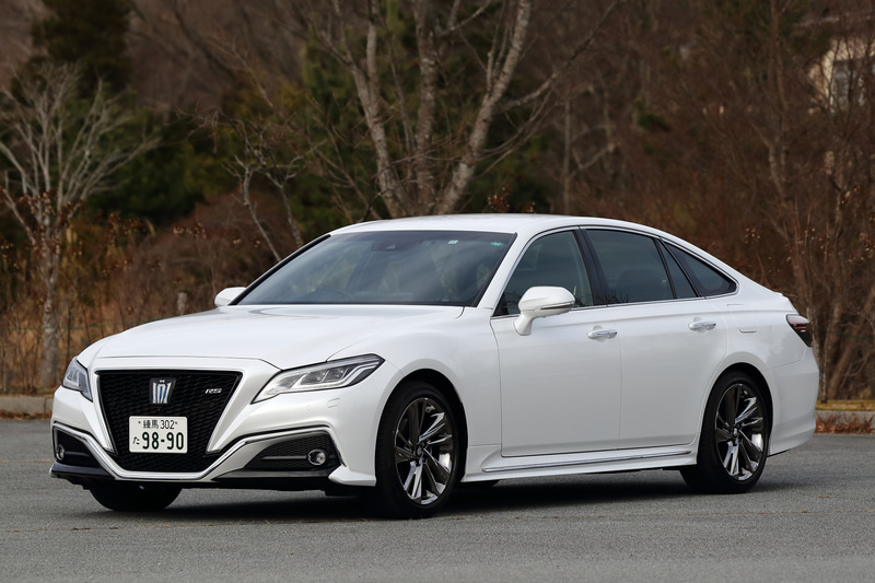 今回試乗したのは11月に一部改良を行なった「クラウン」の2.5リッターハイブリッド「RS Advance」（597万9000円）。ボディサイズは4910×1800×1455mm（全長×全幅×全高）、ホイールベースは2920mm。「セーフティパッケージPlus」（11万1100円）や「トヨタプレミアムサウンドシステム（16スピーカー/12chオーディオアンプ）」（10万3400円）といったオプションが付く。ボディカラーは新規開発色の「プレシャスホワイトパール」