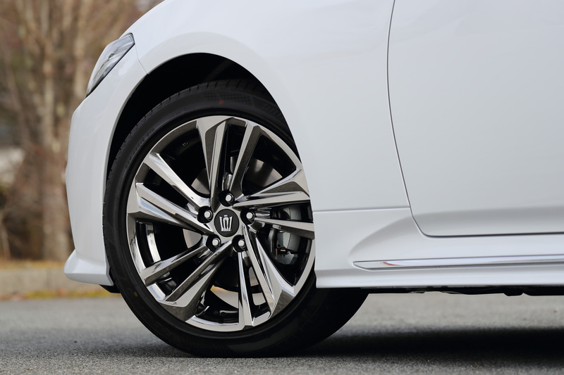 「RS Advance」では3眼LEDヘッドライトや、RS専用のスパッタリング塗装が施された18インチアルミホイール（タイヤは225/45R18サイズのブリヂストン「レグノ GR001」）などを標準装備