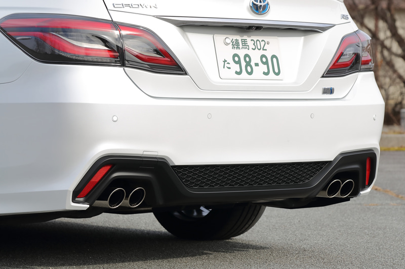 「RS Advance」では3眼LEDヘッドライトや、RS専用のスパッタリング塗装が施された18インチアルミホイール（タイヤは225/45R18サイズのブリヂストン「レグノ GR001」）などを標準装備