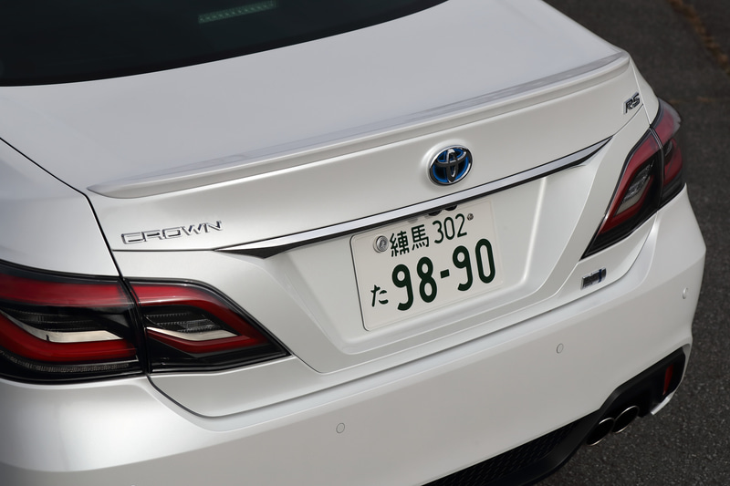 「RS Advance」では3眼LEDヘッドライトや、RS専用のスパッタリング塗装が施された18インチアルミホイール（タイヤは225/45R18サイズのブリヂストン「レグノ GR001」）などを標準装備