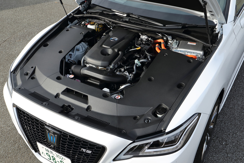 試乗車が搭載するのは直列4気筒2.5リッター「A25A-FXS」型エンジンで、最高出力135kW（184PS）/6000rpm、最大トルク221Nm（22.5kgfm）/3800-5400rpmを発生。モーターは最高出力105kW（143PS）、最大トルク300Nm（30.6kgfm）を発生する「1KM」型で、6.5Ahのニッケル水素電池を組み合わせる。WLTCモード燃費は20.0km/L（燃料は無鉛レギュラーガソリン）