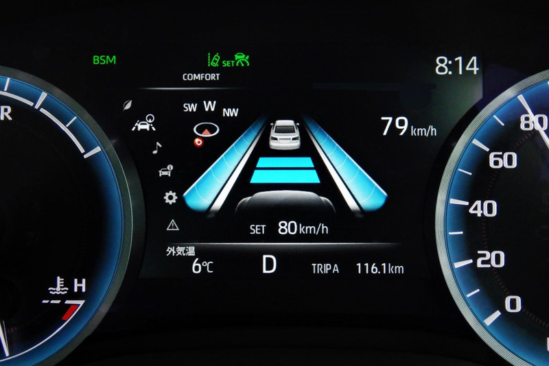 ACCを作動させたハイブリッド車専用オプティトロン2眼メーター。道路の白線を認識すると両側に白の実線が表われ、「レーントレースあり」にするとブルーのすり鉢状表示が出る