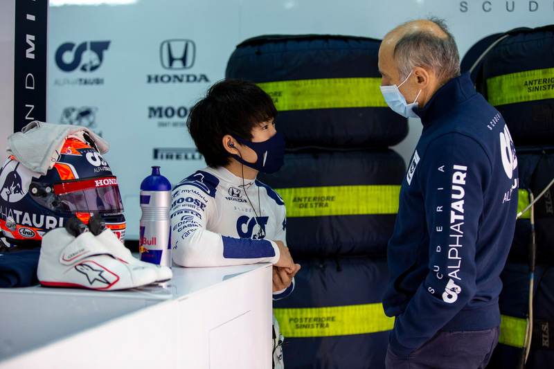 アルファタウリ・ホンダ代表フランツ・トスト氏と語る角田裕毅選手（イモラテスト時）　（C）Getty Images / Red Bull Content Pool