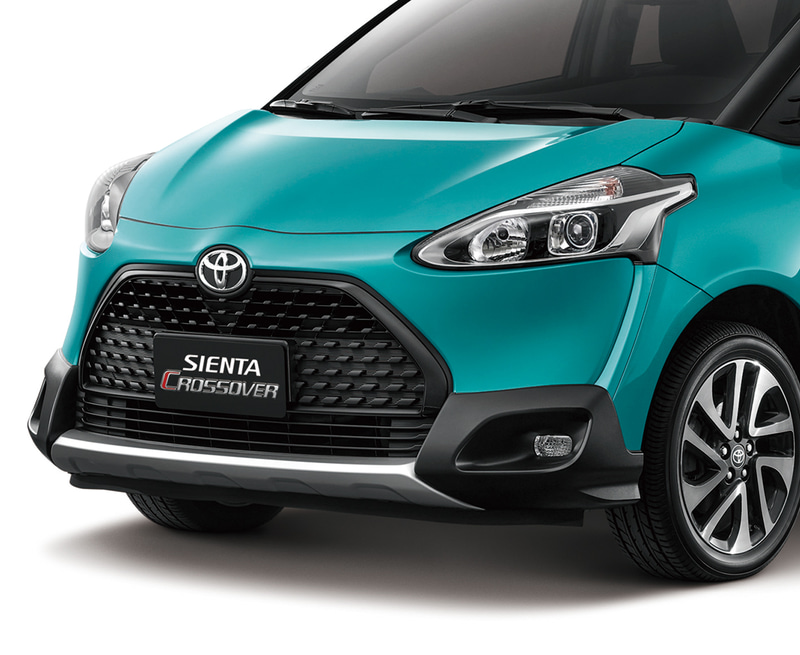 ボディ下部にブラックのトリムを装着。前後の中央にはシルバーのトリムを装備しアクティブさを表現。エンジンはガソリン車のみで、直列4気筒1.5リッター（最高出力107PS/6000rpm、最大トルク140Nm/4200rpm）、直列4気筒1.8リッター（最高出力140PS/6200rpm、最大トルク171Nm/4000rpm）の2種類を設定。ボディサイズは、4260×1695×1675mm（全長×全幅×全高）、ホイールベースは2750mmで、日本で販売されているシエンタとすべて同サイズ