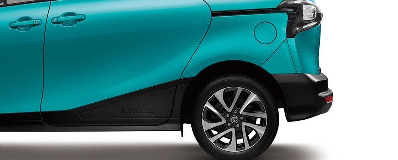 ボディ下部にブラックのトリムを装着。前後の中央にはシルバーのトリムを装備しアクティブさを表現。エンジンはガソリン車のみで、直列4気筒1.5リッター（最高出力107PS/6000rpm、最大トルク140Nm/4200rpm）、直列4気筒1.8リッター（最高出力140PS/6200rpm、最大トルク171Nm/4000rpm）の2種類を設定。ボディサイズは、4260×1695×1675mm（全長×全幅×全高）、ホイールベースは2750mmで、日本で販売されているシエンタとすべて同サイズ