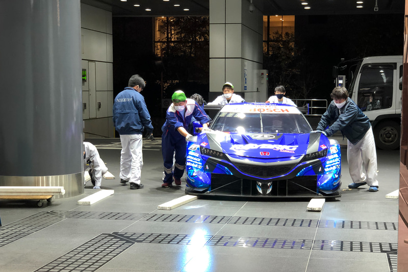 100号車 RAYBRIG NSX-GTが運び込まれてきた