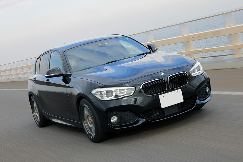 今回実際に試したのは、営業スタッフの愛車である2016年式 F20型BMW118d Mスポーツ。2.0リッターのディーゼルエンジンを搭載したモデルで、仕事にプライベートに古今東西毎日のように走り回っている事もあり、走行距離はすでに7万kmオーバー。最近特に寒くなってきた事もあり、車内に響くゴロゴロとしたエンジン音が目立ってきた