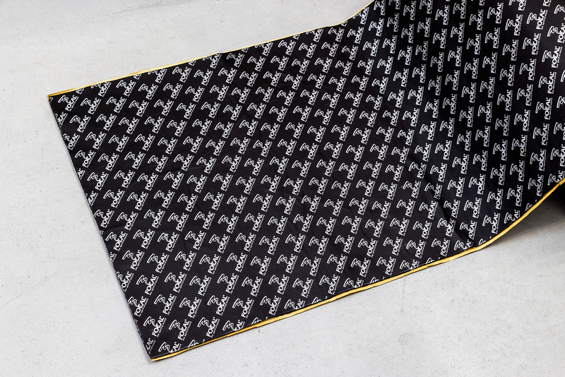 フォーカルプラグ＆プレイ本店では材料費および工賃込みで、基本プログラムが7万4000円～9万2000円（税別）で、基本プログラム＋オプションプログラムは10万円～13万円（税別）と定価を設定し、明朗会計を実現している