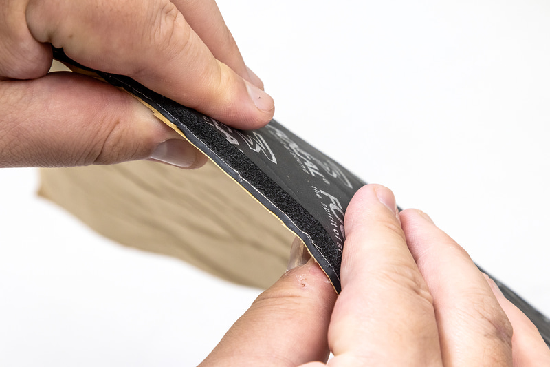 調音施工では、ヨーロッパを代表する高級スピーカーメーカーで、カーオーディオ分野でも高評価のFOCAL-JMlabが開発した「ハニカム制振材」＋「アルミシート」＋「粘弾性ブチルゴム」を重ね合わせた独自3層構造で、重量を抑えながら最高水準の制振・遮音効果を発揮する最高級遮音材「BAMシート」を使用する