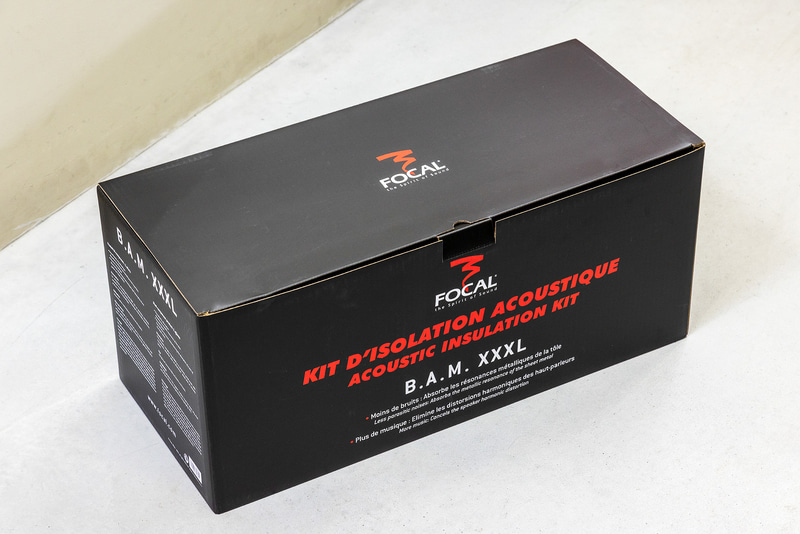 箱には1ロール（約9.5Kg）のBAMシートが入っている。取材車両のBMWではバルクヘッド周辺にも貼ったので約1.5ロールを使用した