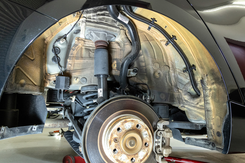 インナーフェンダーを外したリアサスペンションまわり