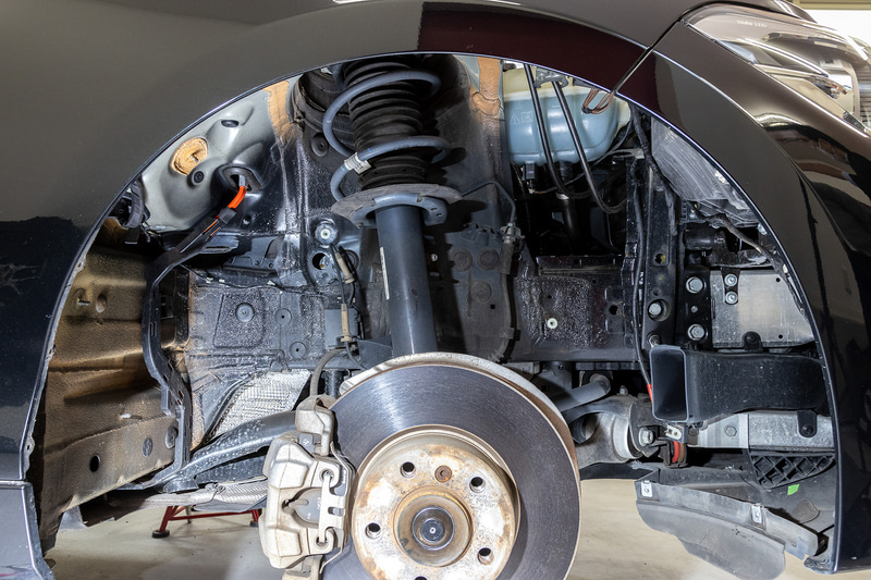 インナーフェンダーを外したフロントサスペンションまわり