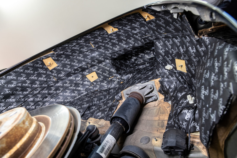 リアのフェンダー内のシート貼り施工後。上部の窪み部分の奥までびっしりとシートが貼り付けられている様子は圧巻。インナーフェンダーに貼れなかったためボディに直接シートを貼っているが、インナーフェンダーを取り付ければシートが貼ってあることは分からないほどきれいに隠れている