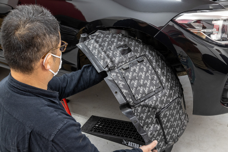 シートを貼りつけたフロントインナーフェンダーを元に戻す