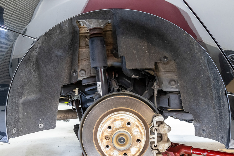 リアのフェンダー内のシート貼り施工後。上部の窪み部分の奥までびっしりとシートが貼り付けられている様子は圧巻。インナーフェンダーに貼れなかったためボディに直接シートを貼っているが、インナーフェンダーを取り付ければシートが貼ってあることは分からないほどきれいに隠れている