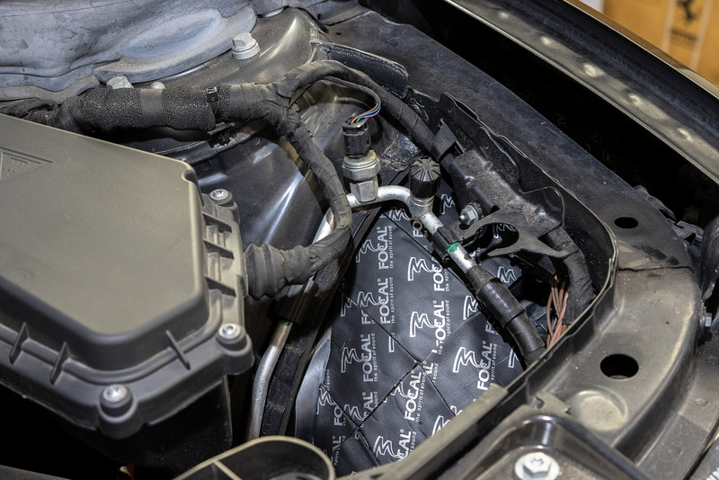 フロントはエンジンルームの一部で施工前と施工後の違いを確認できるレベルで、ほとんど違いは分からない