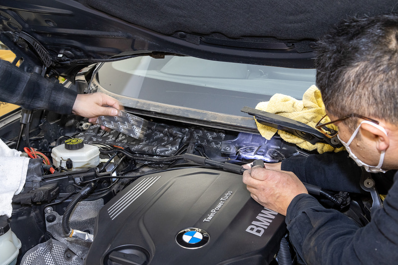 バルクヘッドとエンジンの隙間は工具を駆使して貼り込む