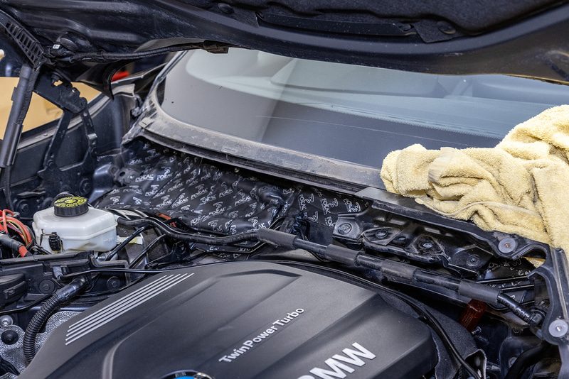 施工後のバルクヘッド周辺。貼り込みの精度の高さが分かる