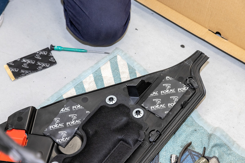 外した部品の裏側にも、貼れるスペースがあれば場所を見極めてシートを貼り付けしていく。細かい場所まで抜かりはナシ