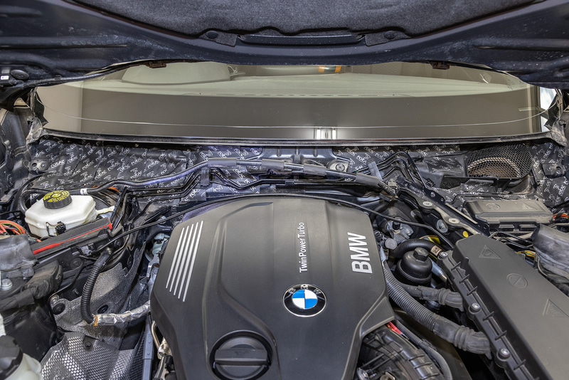 外したパーツを元に戻すと、施工前と見た目はまったく変わらなくなってしまうので、この職人技によってビシッと敷き詰められたシートが見えなくなるのは少々もったいない気もする。ちなみに「エンジンサウンドも楽しみの1つ」というオーナーには、このバルクヘッド周辺を施工するオプションプログラムはお勧めしないという