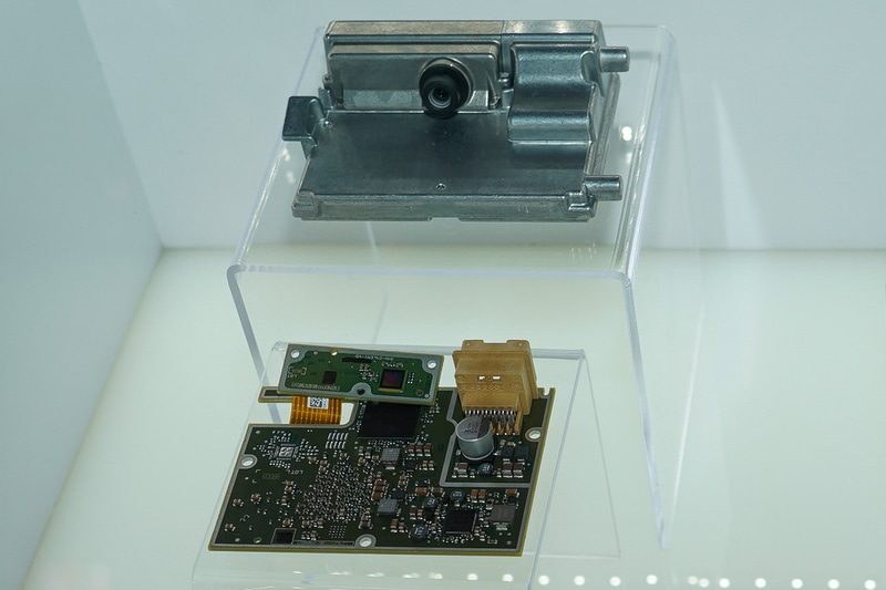 2020年1月にラスベガスで開催されたCESで展示されたモービルアイの単眼カメラシステム（筆者撮影）