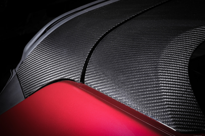 随所にカーボンファイバーを使用しよりスポーティに仕上げる
