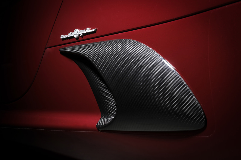 随所にカーボンファイバーを使用しよりスポーティに仕上げる