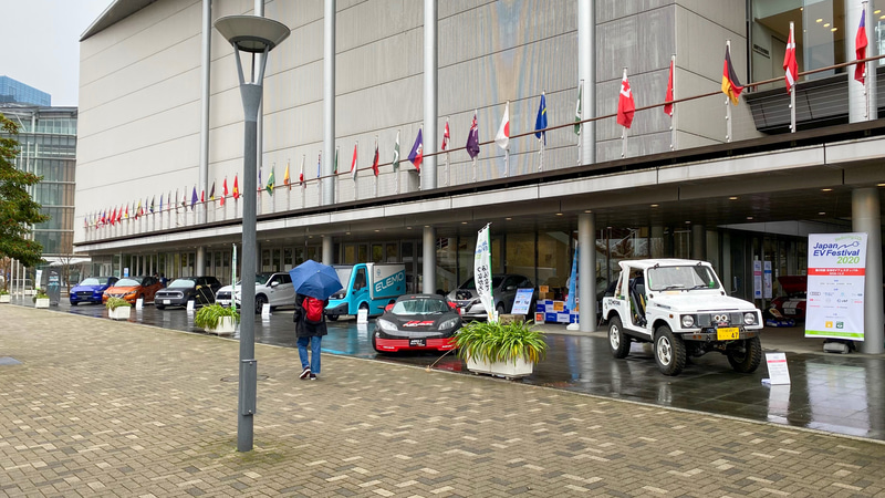 第26回日本EVフェスティバルは、初めての都市型イベントとして、お台場の東京国際交流館 プラザ平成で開催されました。自動車メーカーの最新EV＆PHVはもちろん、市販車をベースにEVにコンバートした手作りEVまで、バラエティ豊かな展示車が通行人の注目を集めていました。手前に見える白いジムニーも、もちろんEV！　険しい山道もスイスイ登っていく冒険ジムニー、楽しそうですよね