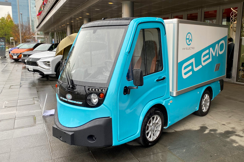 2021年7月に発売予定となっている、ポスト軽トラとして活躍してくれそうなEV、「ELEMO」。全長が3910mmあるので、軽自動車ではなく登録車扱いとなるそうですが、基本ボディは「フラットベッド」「アルミ平ボディ」「ボックスタイプ」の3タイプがあります。バッテリー容量と一充電航続距離は、13kWhが120km、25.9kWhが200kmの2種類。価格は199万円からとなっています