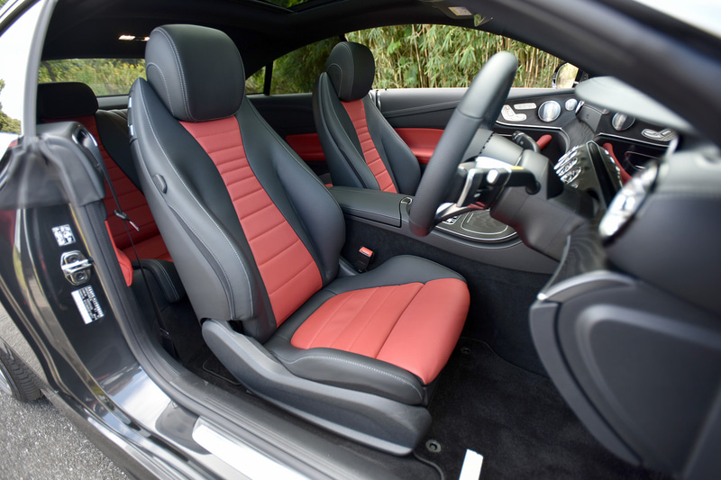 内装ではメルセデス・ベンツの新世代ステアリングホイールを新採用して、3本のツインスポークで近未来的なスポーティさを演出。また、従来はタッチコントロールボタンへの接触やステアリングホイールにかかるトルクで判定していた、ディスタンスアシスト・ディストロニック使用時のハンズオフ検知機能のために、新たにリムに静電容量式センサーを備えたパッドを採用した