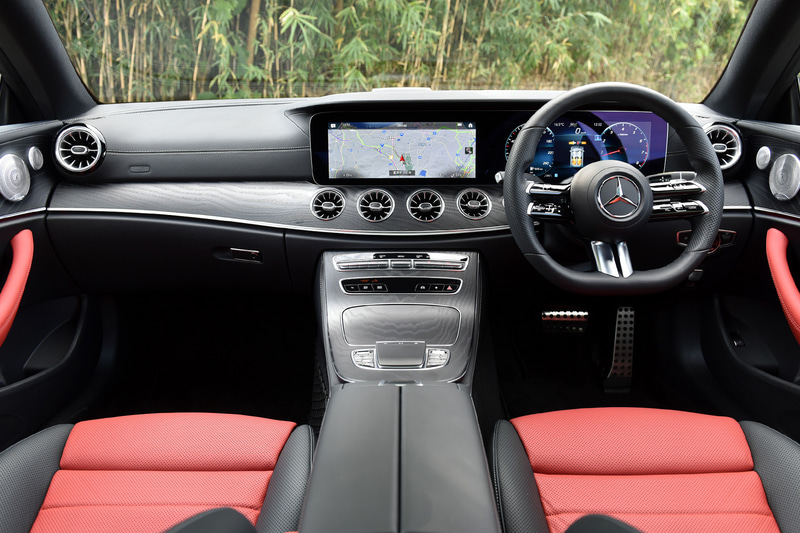 内装ではメルセデス・ベンツの新世代ステアリングホイールを新採用して、3本のツインスポークで近未来的なスポーティさを演出。また、従来はタッチコントロールボタンへの接触やステアリングホイールにかかるトルクで判定していた、ディスタンスアシスト・ディストロニック使用時のハンズオフ検知機能のために、新たにリムに静電容量式センサーを備えたパッドを採用した