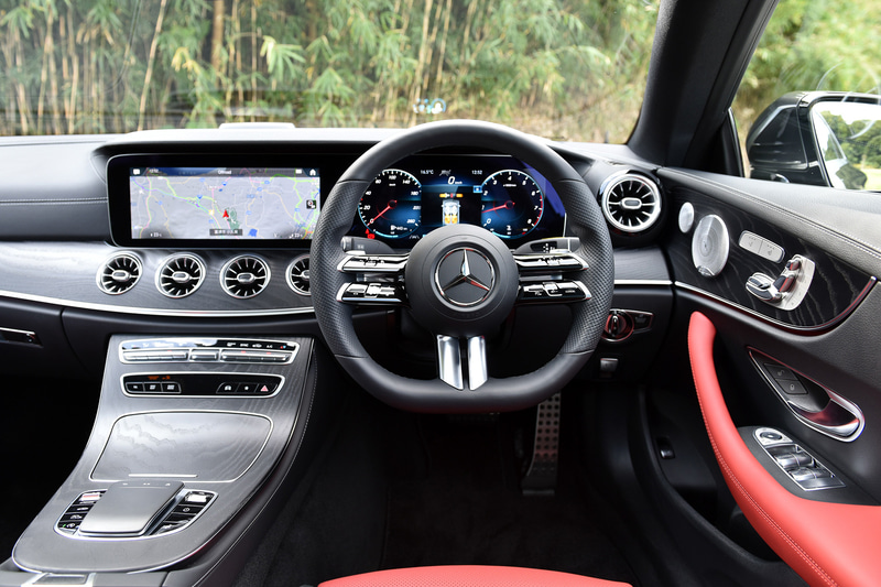 内装ではメルセデス・ベンツの新世代ステアリングホイールを新採用して、3本のツインスポークで近未来的なスポーティさを演出。また、従来はタッチコントロールボタンへの接触やステアリングホイールにかかるトルクで判定していた、ディスタンスアシスト・ディストロニック使用時のハンズオフ検知機能のために、新たにリムに静電容量式センサーを備えたパッドを採用した