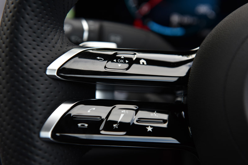 内装ではメルセデス・ベンツの新世代ステアリングホイールを新採用して、3本のツインスポークで近未来的なスポーティさを演出。また、従来はタッチコントロールボタンへの接触やステアリングホイールにかかるトルクで判定していた、ディスタンスアシスト・ディストロニック使用時のハンズオフ検知機能のために、新たにリムに静電容量式センサーを備えたパッドを採用した