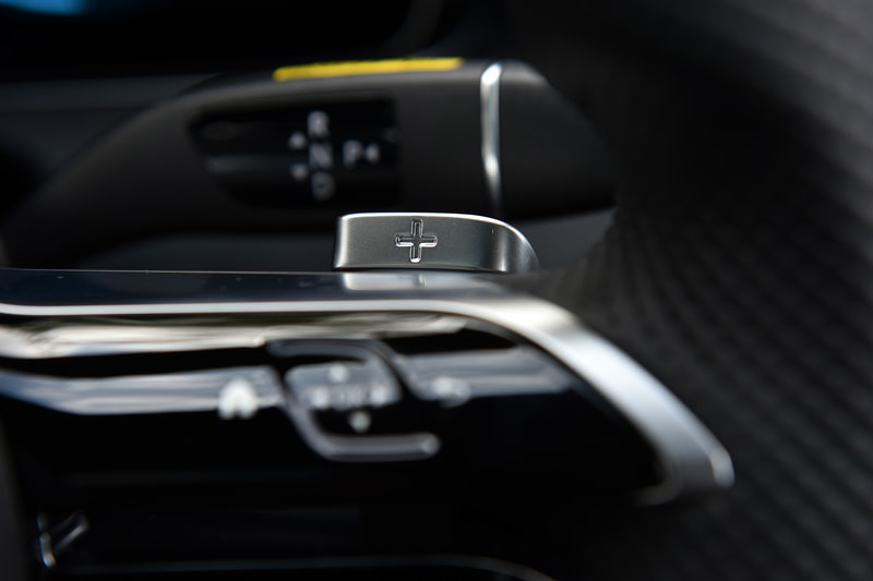 内装ではメルセデス・ベンツの新世代ステアリングホイールを新採用して、3本のツインスポークで近未来的なスポーティさを演出。また、従来はタッチコントロールボタンへの接触やステアリングホイールにかかるトルクで判定していた、ディスタンスアシスト・ディストロニック使用時のハンズオフ検知機能のために、新たにリムに静電容量式センサーを備えたパッドを採用した