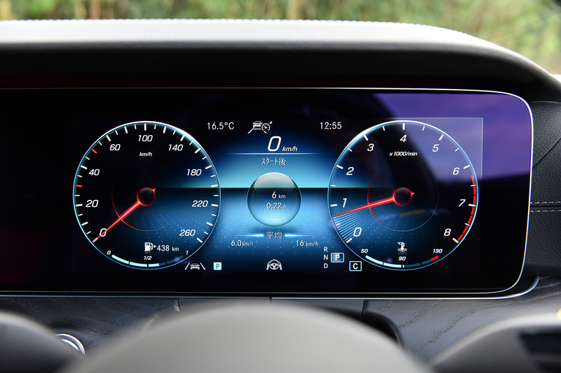 内装ではメルセデス・ベンツの新世代ステアリングホイールを新採用して、3本のツインスポークで近未来的なスポーティさを演出。また、従来はタッチコントロールボタンへの接触やステアリングホイールにかかるトルクで判定していた、ディスタンスアシスト・ディストロニック使用時のハンズオフ検知機能のために、新たにリムに静電容量式センサーを備えたパッドを採用した