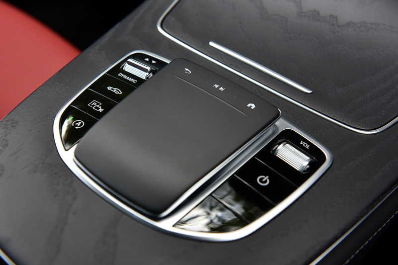 内装ではメルセデス・ベンツの新世代ステアリングホイールを新採用して、3本のツインスポークで近未来的なスポーティさを演出。また、従来はタッチコントロールボタンへの接触やステアリングホイールにかかるトルクで判定していた、ディスタンスアシスト・ディストロニック使用時のハンズオフ検知機能のために、新たにリムに静電容量式センサーを備えたパッドを採用した