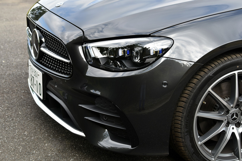 Eクラス クーペではフロントセクションから低く立ち上がるAピラー、高い位置を走るベルトラインにより、メルセデスクーペ伝統のプロポーションを形成するとともに、流れるようなルーフライン、大胆で力強いリアエンドを採用。ボディサイズは4845×1860×1430mm（全長×全幅×全高）、ホイールベースは2875mm。車両重量は1800kg