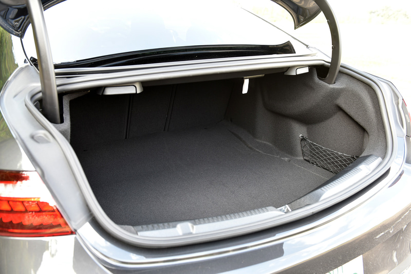 内装ではメルセデス・ベンツの新世代ステアリングホイールを新採用して、3本のツインスポークで近未来的なスポーティさを演出。また、従来はタッチコントロールボタンへの接触やステアリングホイールにかかるトルクで判定していた、ディスタンスアシスト・ディストロニック使用時のハンズオフ検知機能のために、新たにリムに静電容量式センサーを備えたパッドを採用した