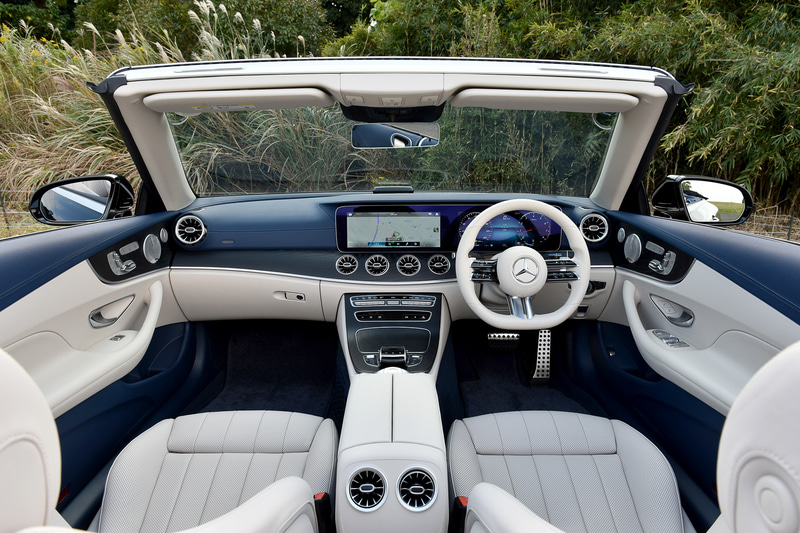 カブリオレでは11色のエクステリアカラー（メルセデスAMGモデルは12色）とブラック、ブラウン、ダークブルー、ダークレッドの4色のソフトトップカラー、6種類のインテリア（E 450とメルセデスAMGモデルは5種類）から好みのカラーが選べる